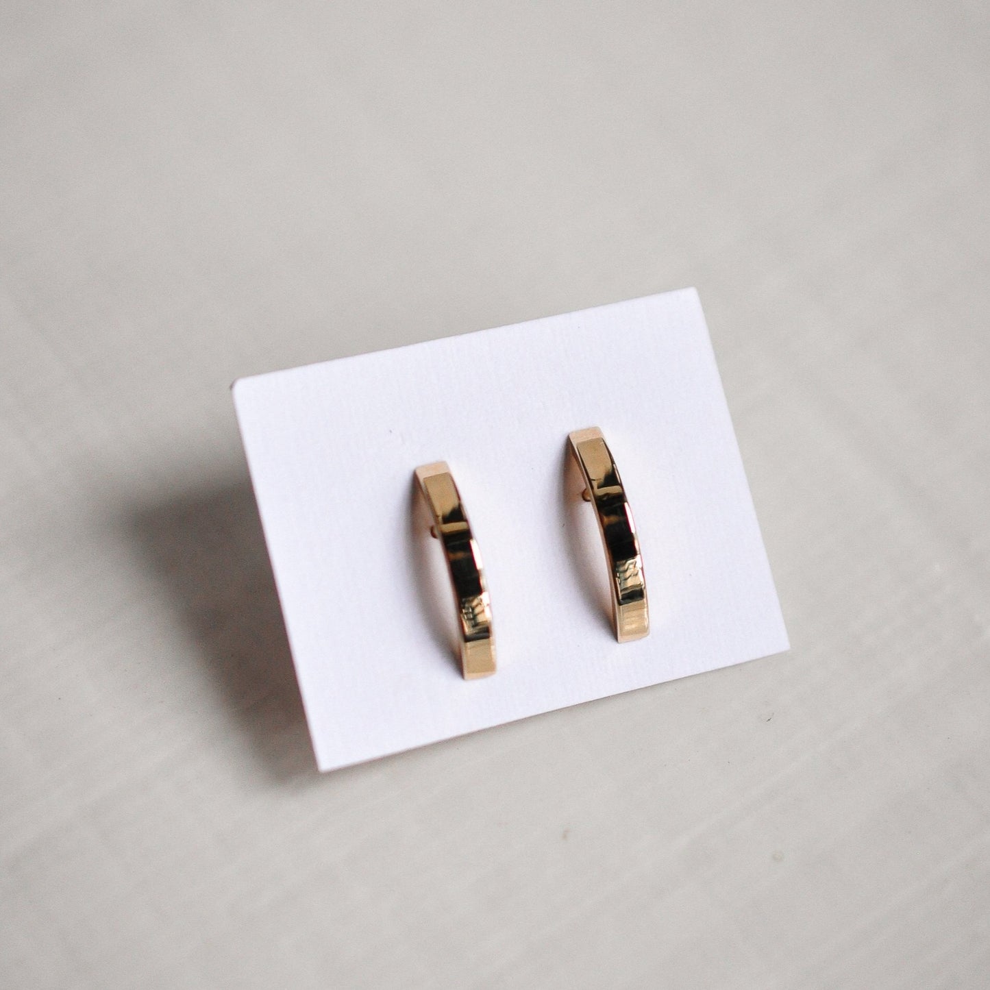 Curved Bar Stud - Solid Gold