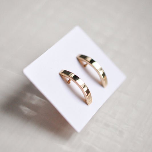 Curved Bar Stud - Solid Gold